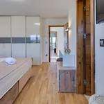 Dona Zadarvillas فيلة *