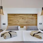 فيلة Dona Zadarvillas