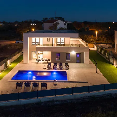 Dona Zadarvillas Нин