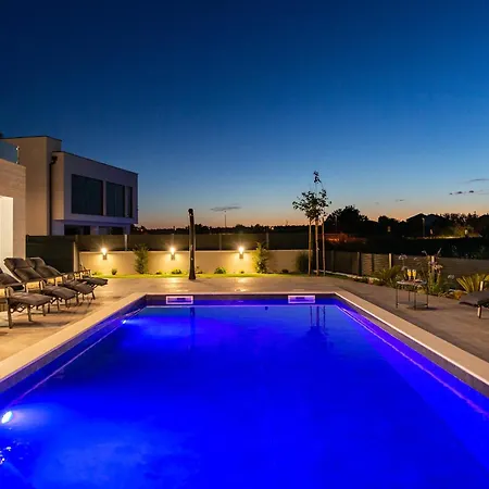 Dona Zadarvillas * Nin