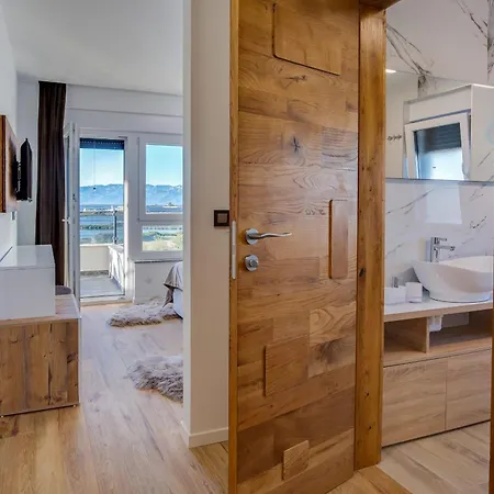 Dona Zadarvillas * Nin