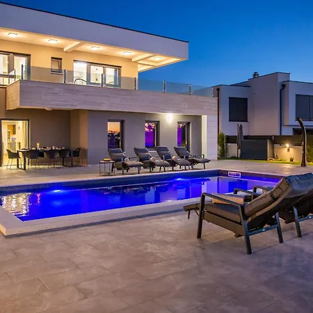 Dona Zadarvillas *