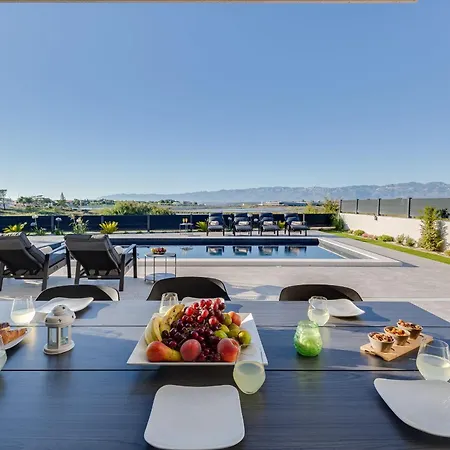 Dona Zadarvillas *
